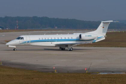 Embraer Rj tap to zoom