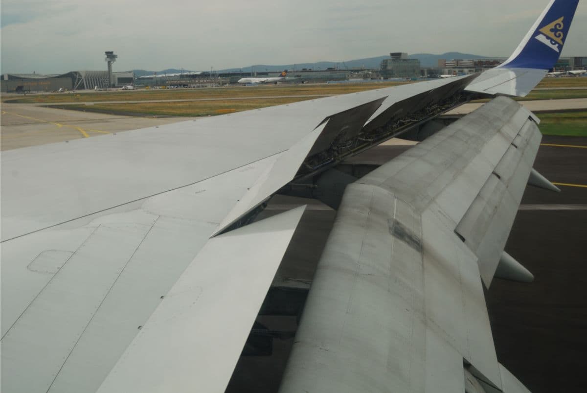 How Airplane Spoilers, Ground Spoilers and Speed Brakes Work