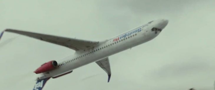 MD-88 upside down - movie scene from Flight (2012)