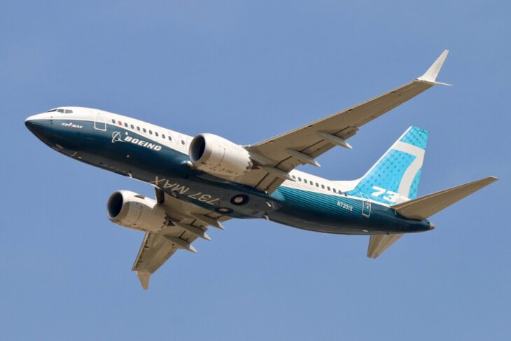 Boeing 737 MAX 7 in flight over Farnborough in 2018 in Boeing house livery