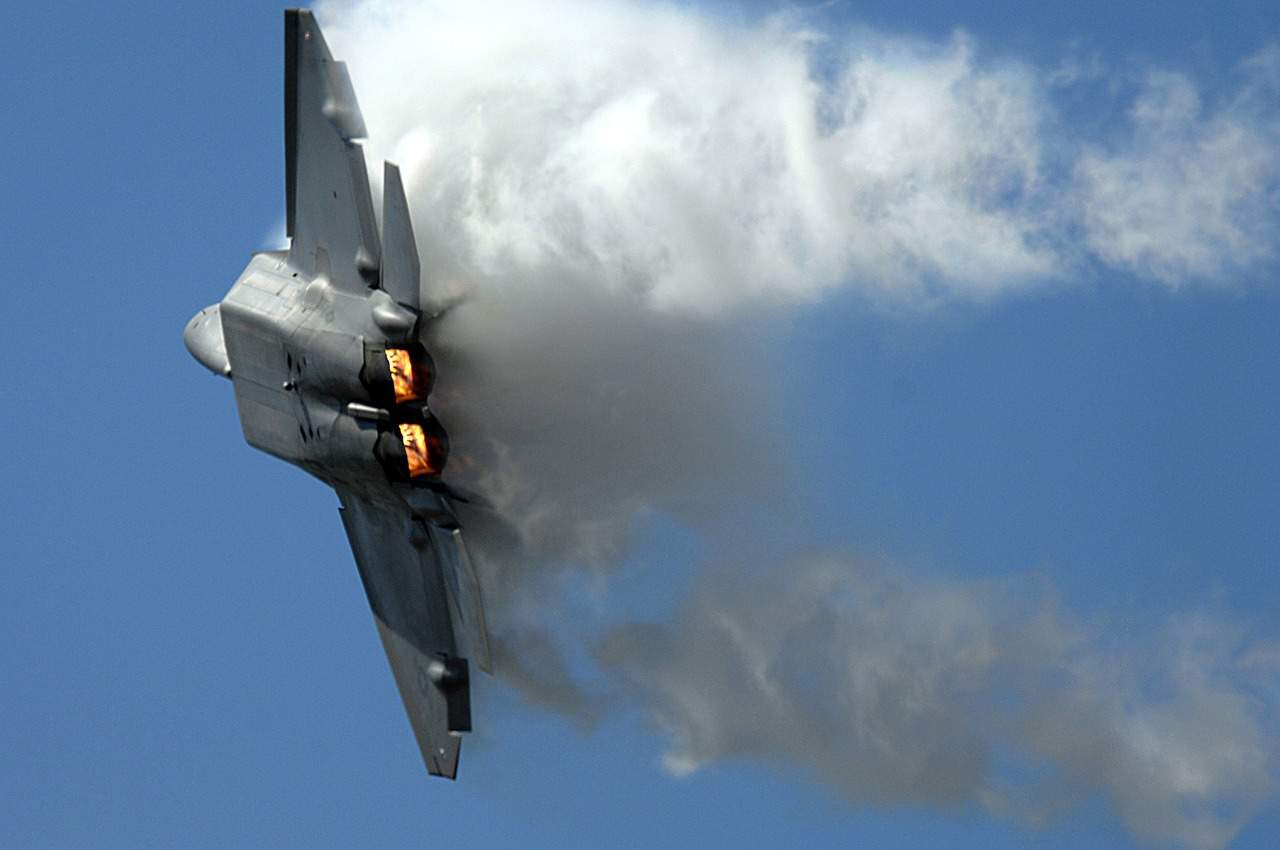 F22 Raptor in a steep banked turn