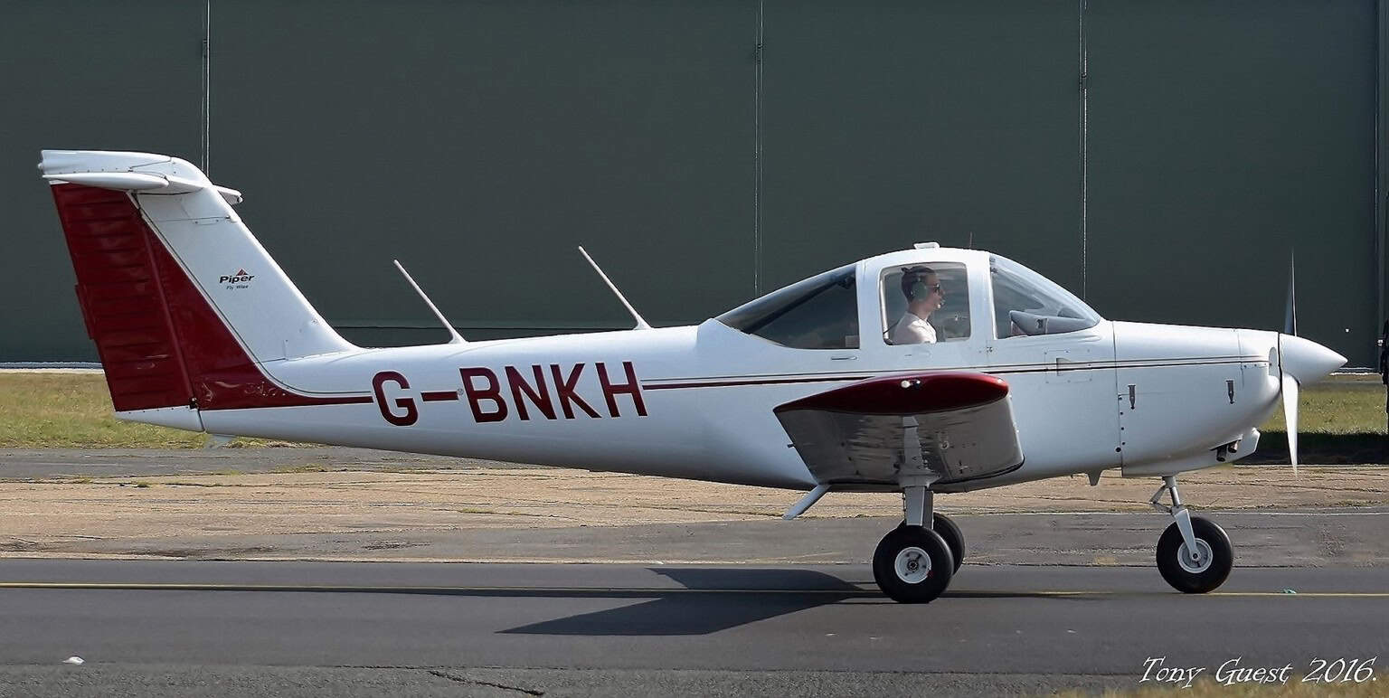G BNKH. Piper PA 38 112 Tomahawk