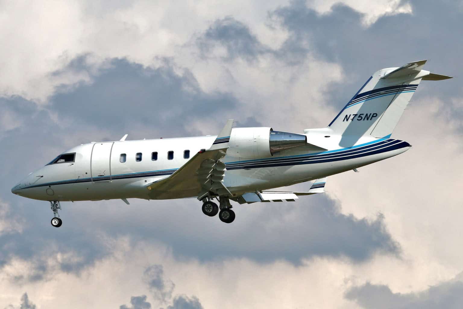 Bombardier Challenger 605 · History, Technical Data & Photos