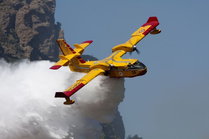 A Bombardier 415 dropping water during a firefighting session.