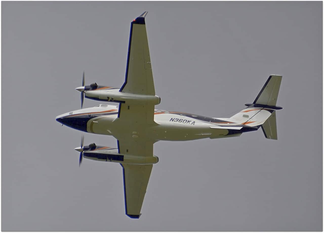 Beech Beechcraft Turbo Super King Air 350 350i Pilot Wood Wooden Airplane Model 