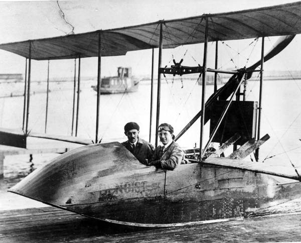 the first commercial plane, a benoist model 14 airboat