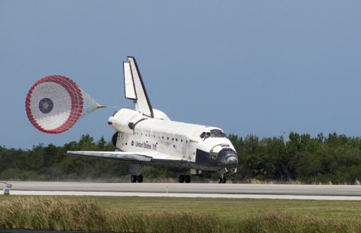 space shuttle discovery landing drag chute