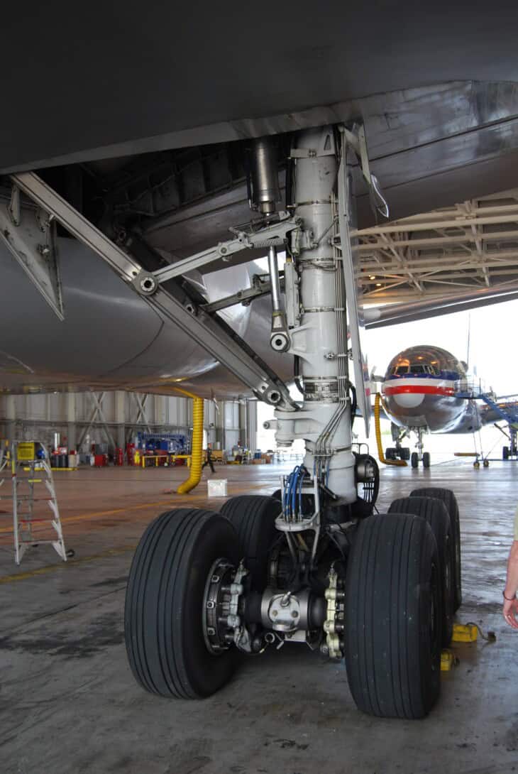 Boeing 777 main gear American Airlines