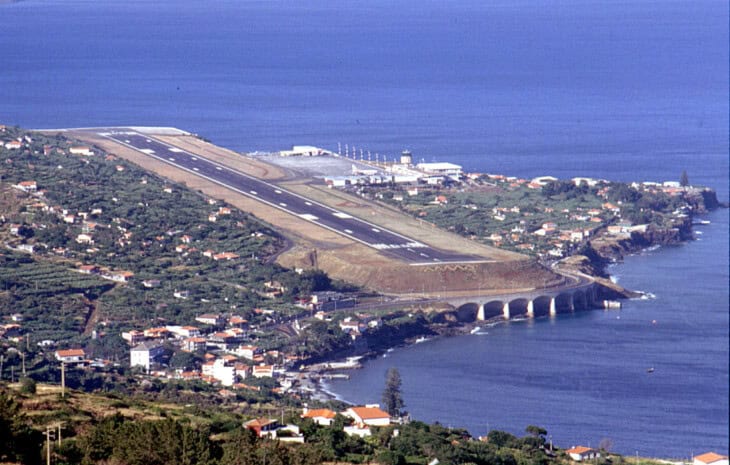 Madeira airport as seen in 1990, pre runway extension