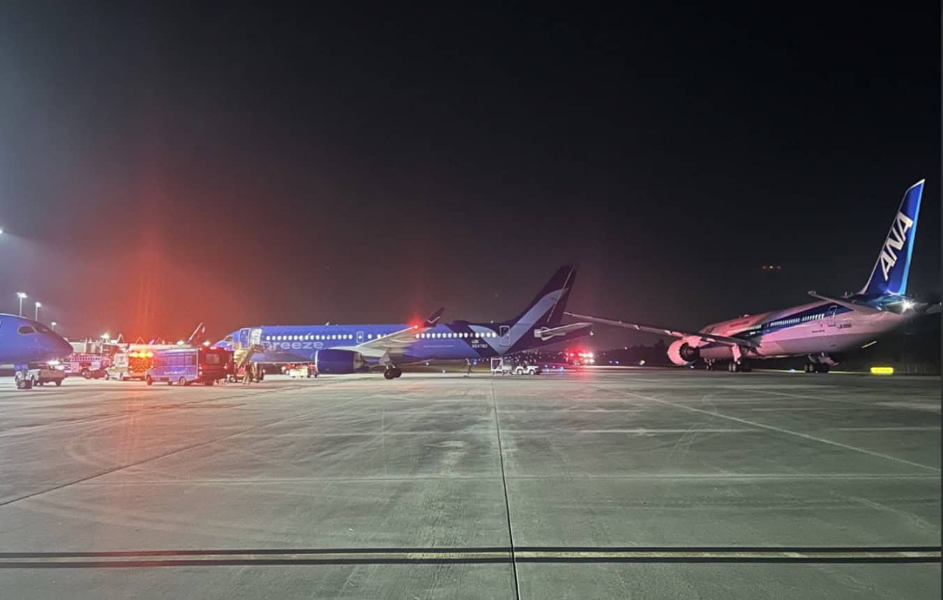 Photograph of N247BZ (left) and JA986A (right) after the collision