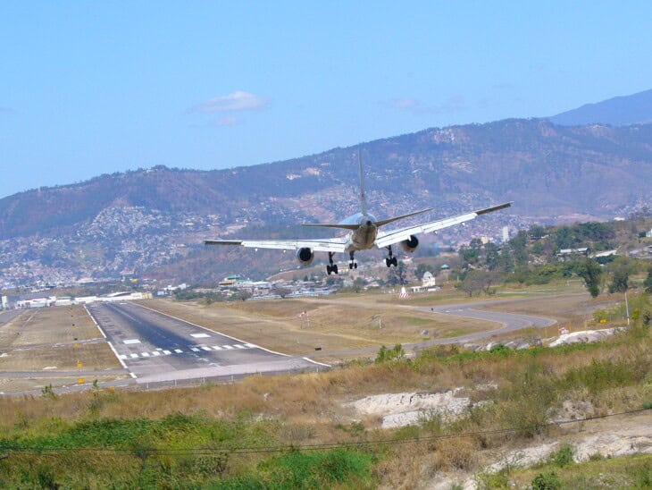 Toncontín before the renovation of the hillside runway