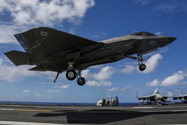 F 35C carrier landing