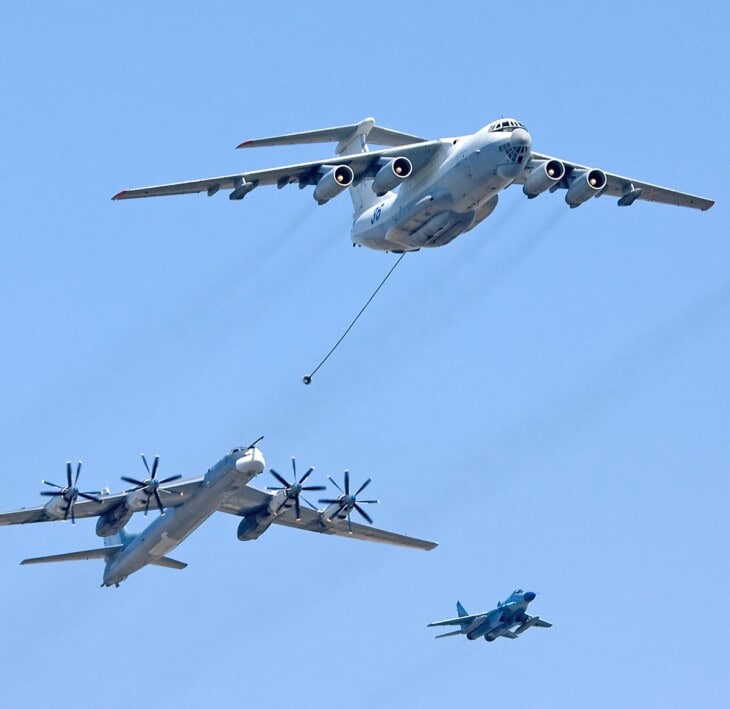 Ilyushin Il 78 simulating aerial refuelling with a Tu 95MS during the Victory Day Parade in Moscow on 9 May 2009