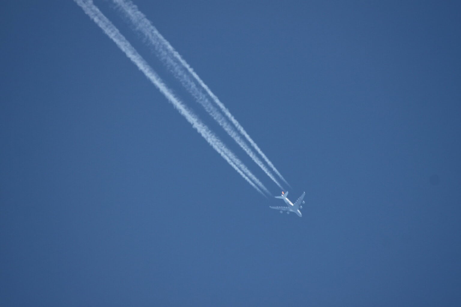Lufthansa A380 leaving contrails