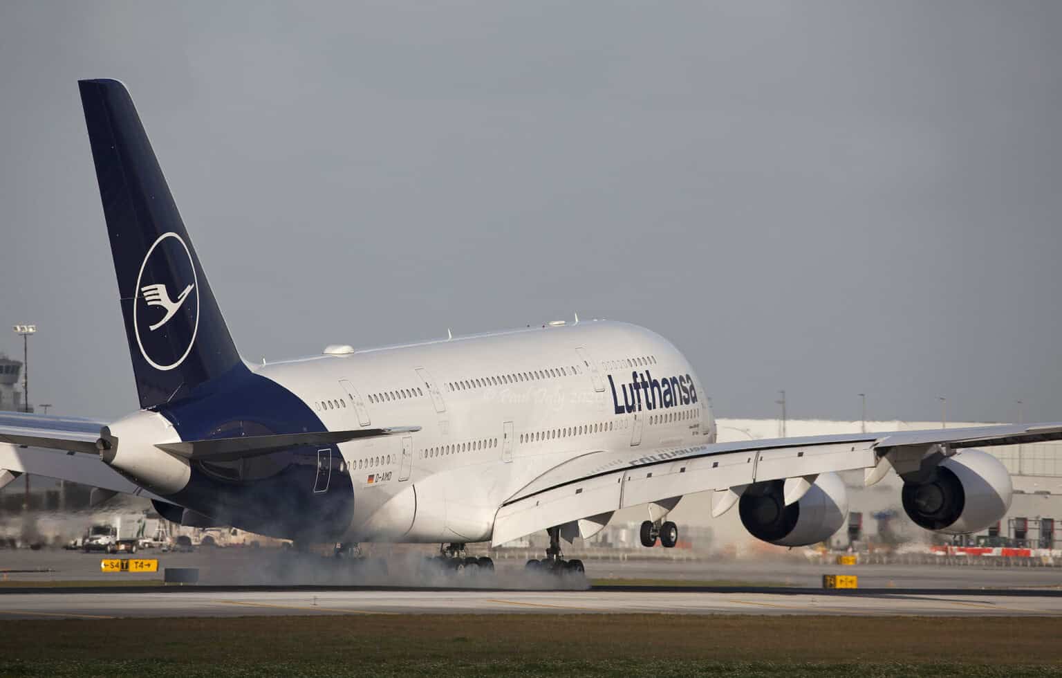 Lufthansa Airbus A380 touchdown