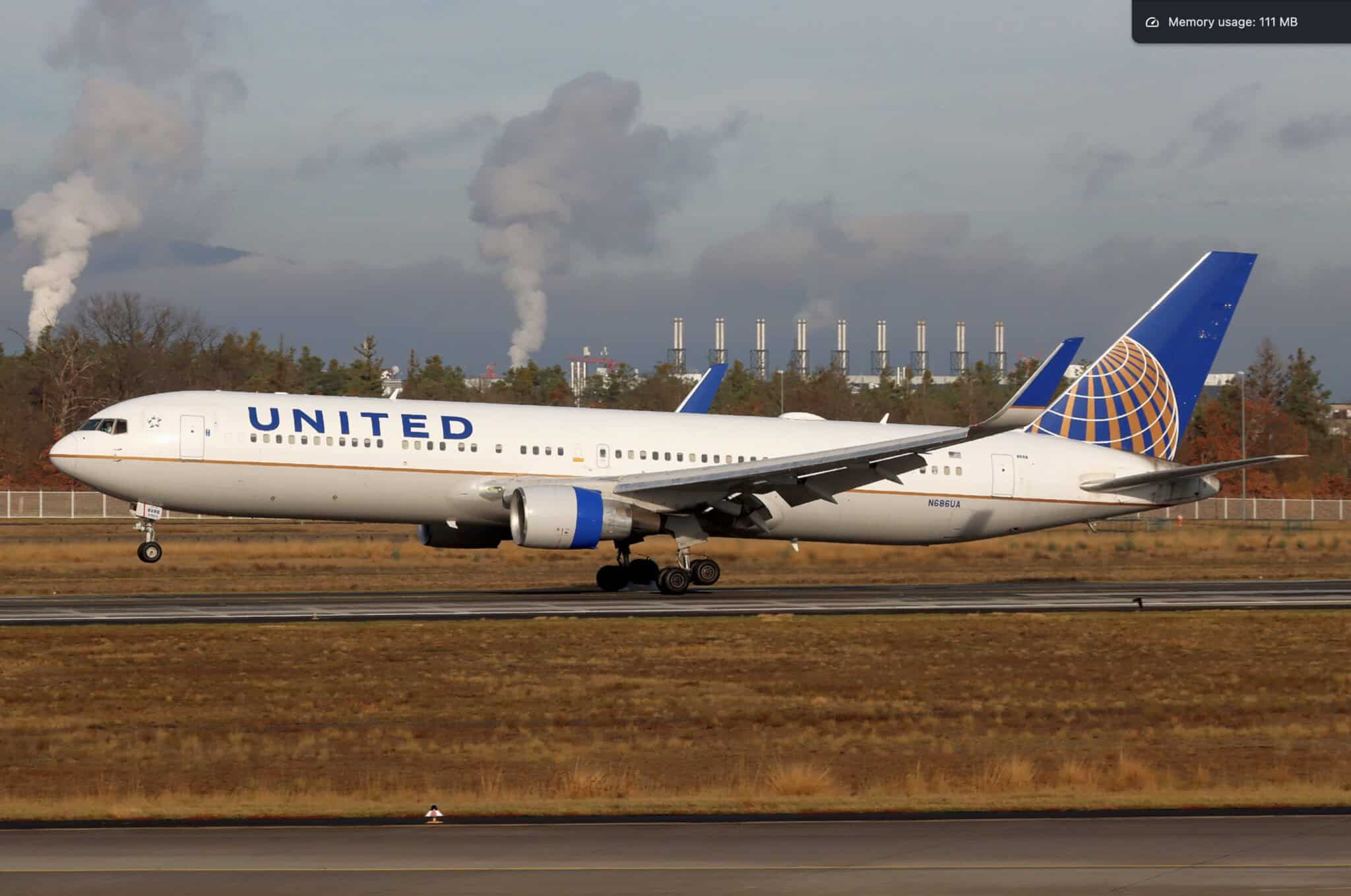 United Airlines Boeing 767-3CB(ER) N686UA