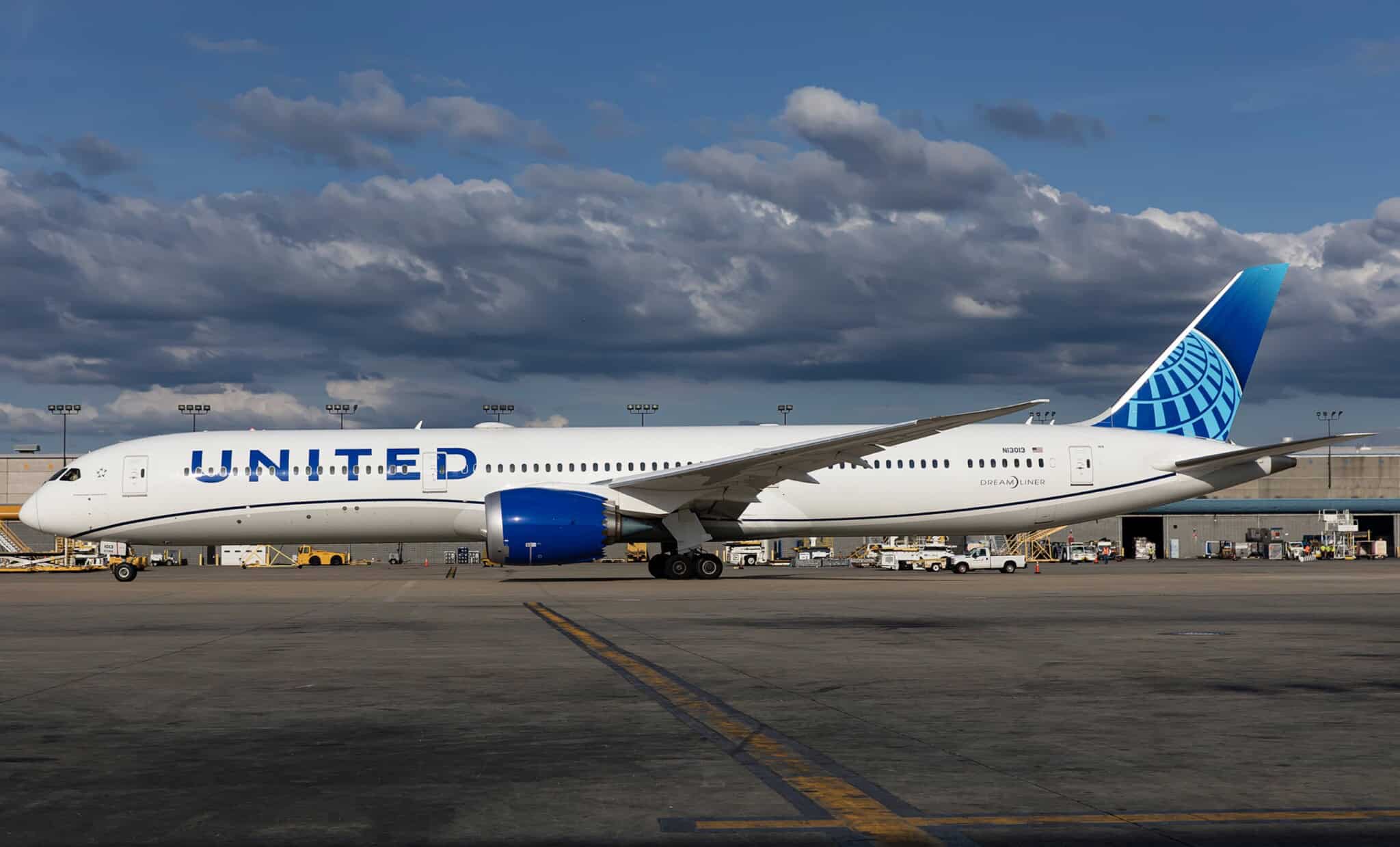 United Boeing 787 10 Dreamliner