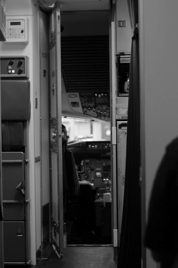 Boeing 757-200 cockpit door