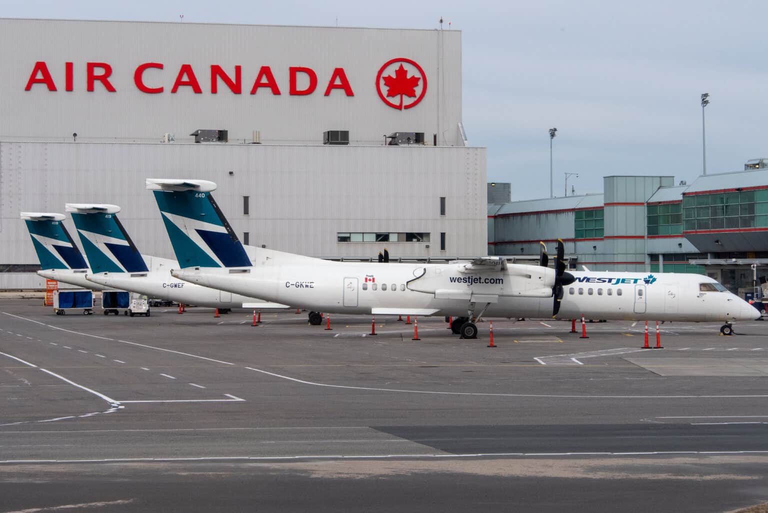 C-GKWE – WestJet DHC-8-400 Dash 8 at YYZ (April 2, 2022)