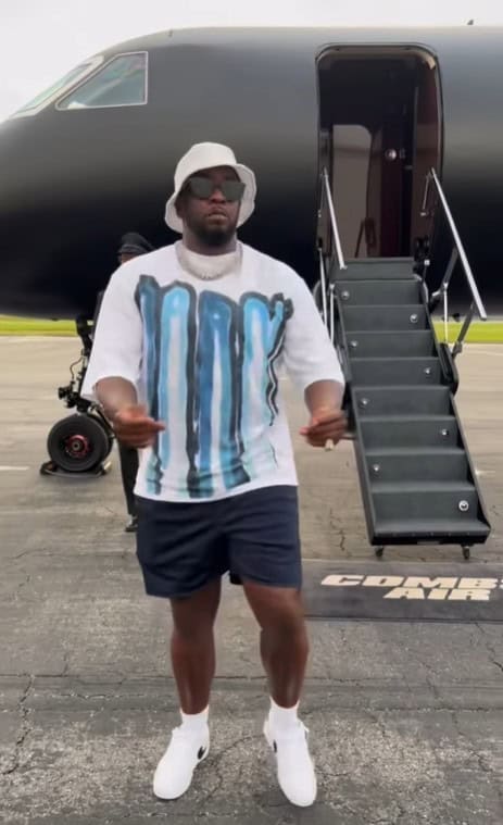 Diddy beside his black Gulfstream G550 private jet 2