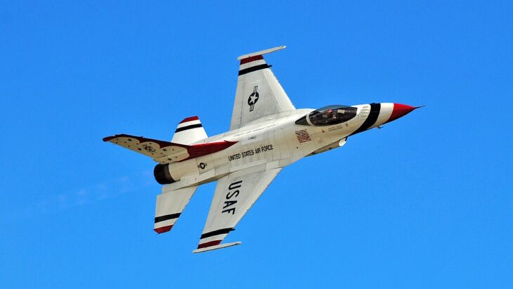 F-16 Thunderbird in flight-16x9
