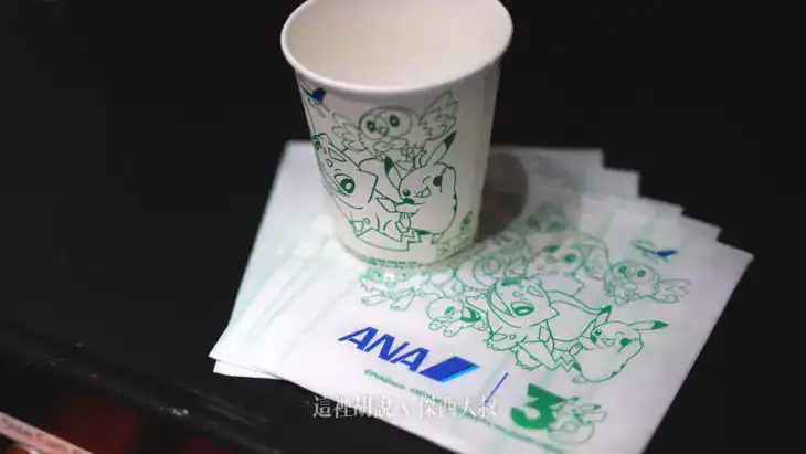 JA923A ANA Pokemon 787 – Limited-edition paper cups and themed cocktail napkins