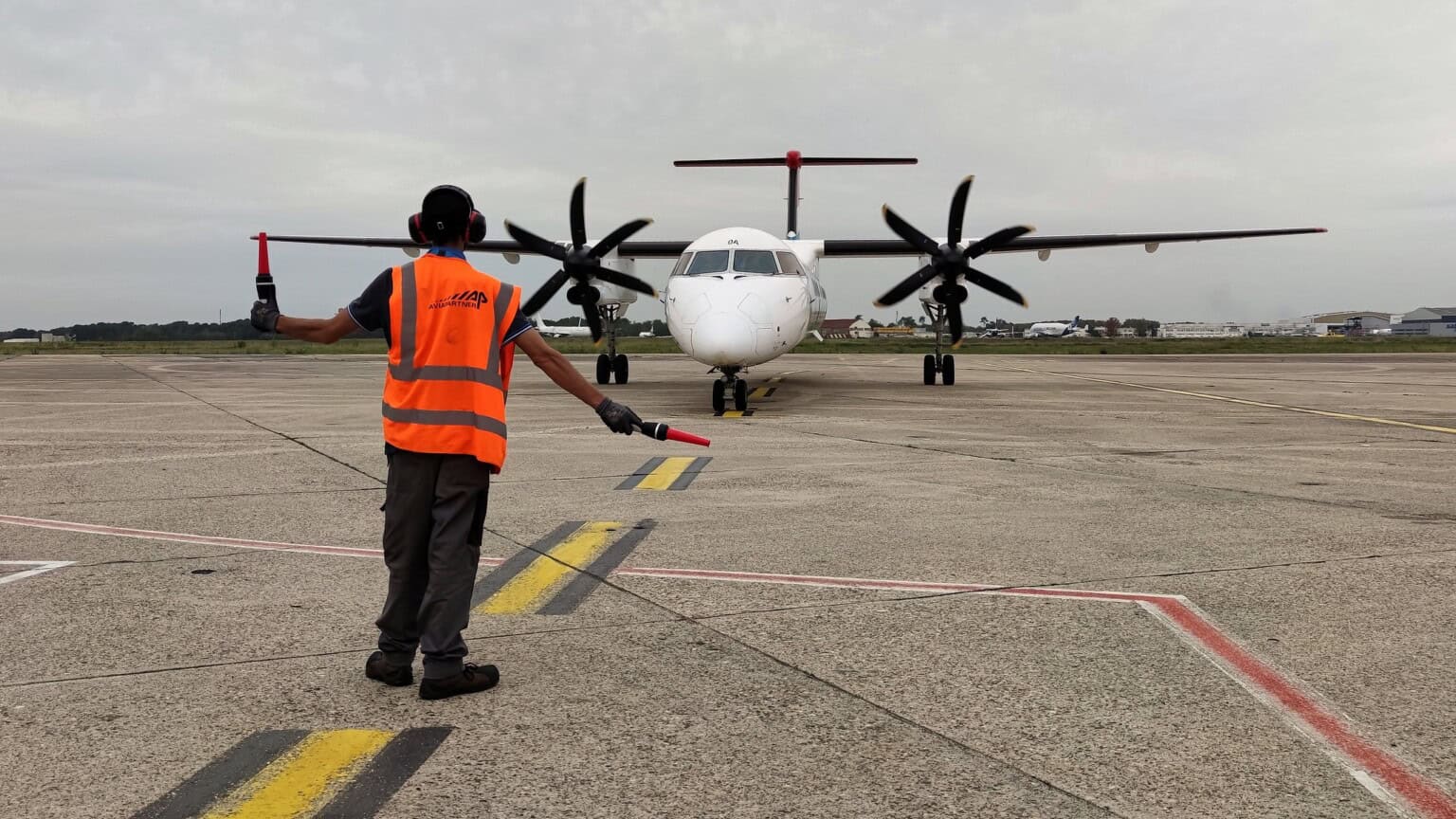 LX-LQA - Luxair - Bombardier Dash 8-400 - Aircraft Marshaller-16x9