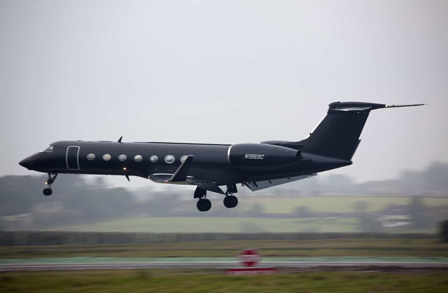 N1969C Gulfstream 550 Silver Air