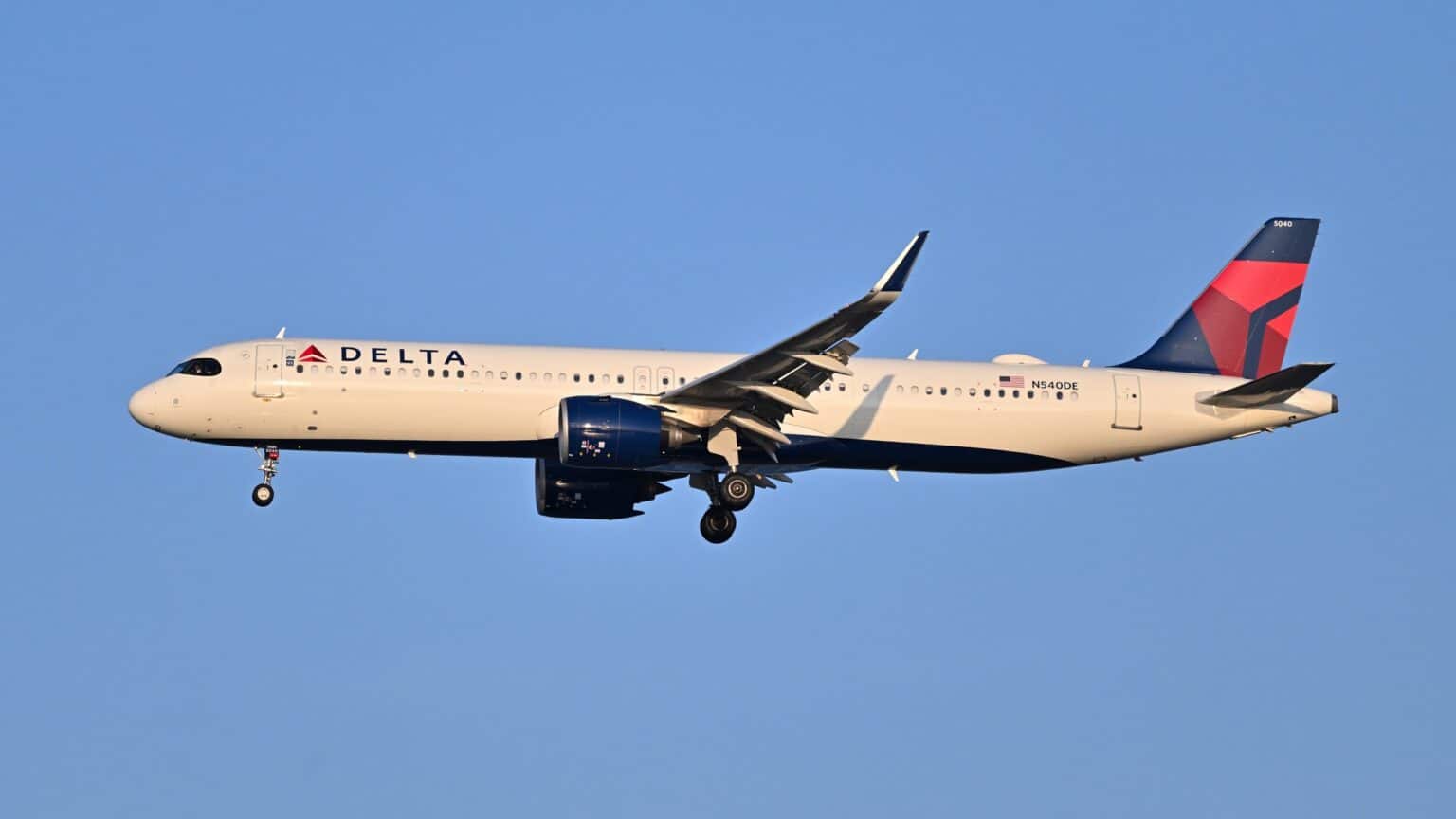 Delta Air Lines Airbus A321neo N540DE on final approach against a clear blue sky