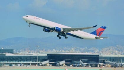 Delta DL251 to Boston Turned Back Over the Atlantic With Smoke in the Cabin, and Four Passengers Went to Hospital in Porto