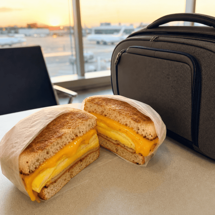 An English muffin keeps a classic egg-and-cheese breakfast compact and easy to carry.