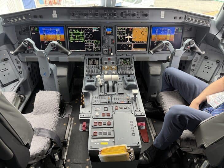 Embraer E195-E2 flight deck with the thrust levers on the center pedestal