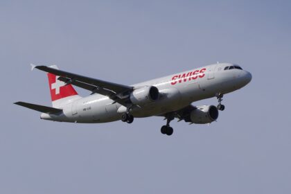 Swiss Flight LX2142 Lowered Its Gear by Gravity at Valencia After a Hydraulic Warning, Then Blocked the Runway
