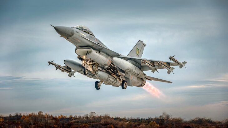 A Ukrainian Air Force F-16AM Fighting Falcon lifting off with five AIM-9 Sidewinder missiles under its wings