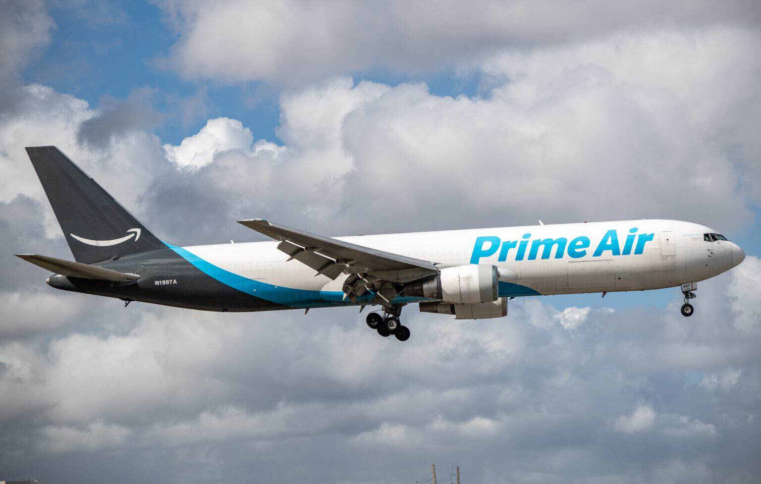 Amazon Prime Air Boeing 767-300 freighter N1997A coming in to land with its landing gear down