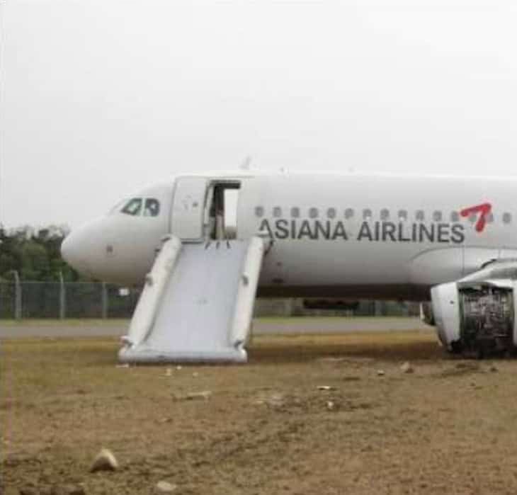 Asiana A320 with evacution slide deployed