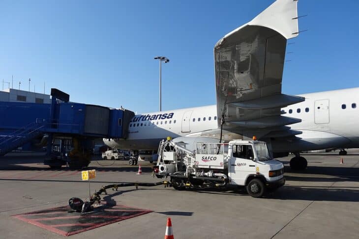 D-AIDU Lufthansa Airbus A321-231 receiving fuel