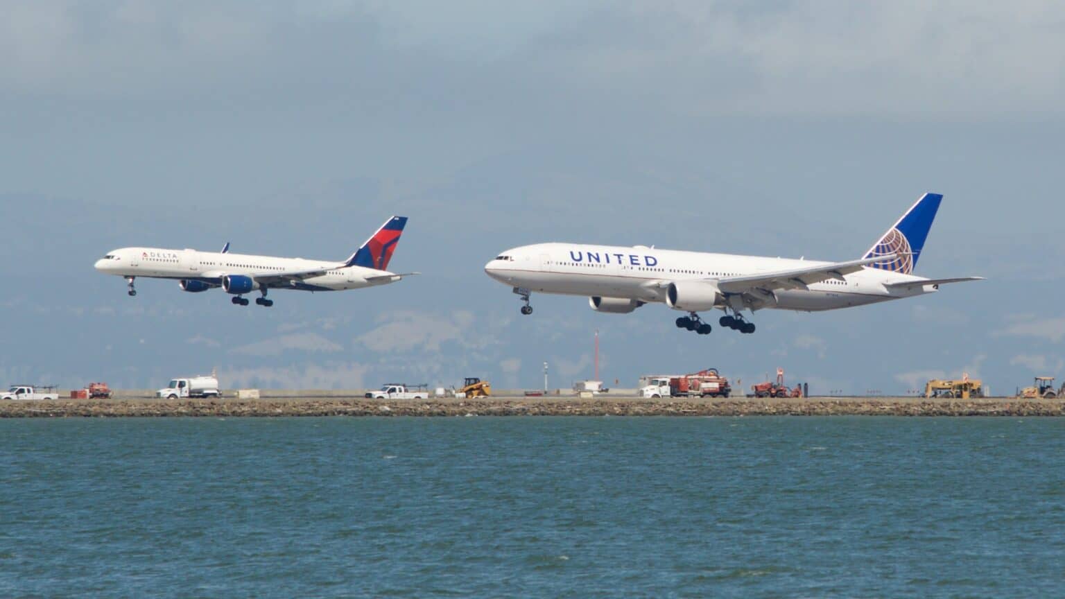 Delta Airlines 757-200 and United Airlines 777 200