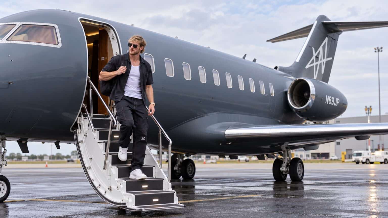Logan Paul disembarking N69JP Bombardier Global Express