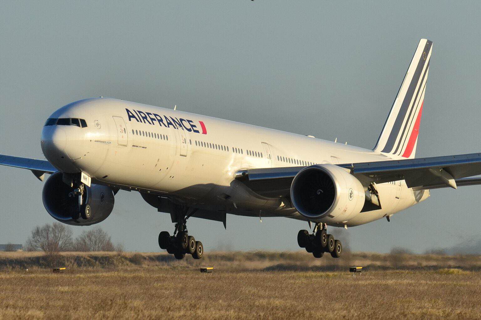 Air France Boeing 777-300ER F-GZNH on approach to land with gear down