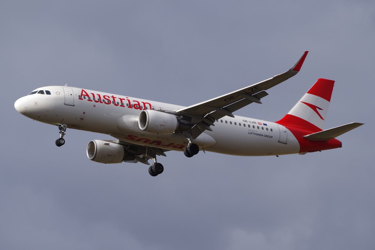 Austrian Airlines Airbus A320 OE-LZE on approach with gear down