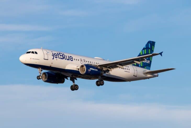 JetBlue Airbus A320 on approach in the current livery