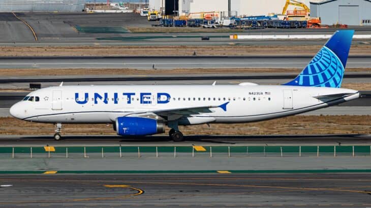 United Airlines Airbus A320 in the current livery taxiing at San Francisco