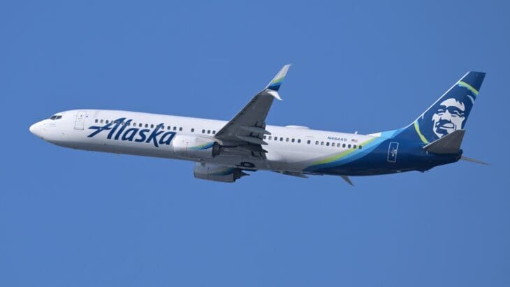 Alaska Airlines Boeing 737-900ER climbing out with the Alaska tail livery