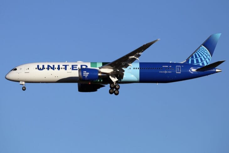 United Airlines Boeing 787-9 on approach in United's current livery