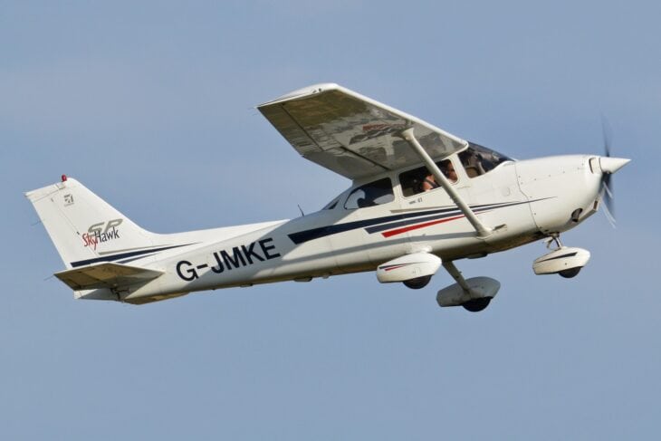 Cessna 172S Skyhawk G-JMKE banking in flight