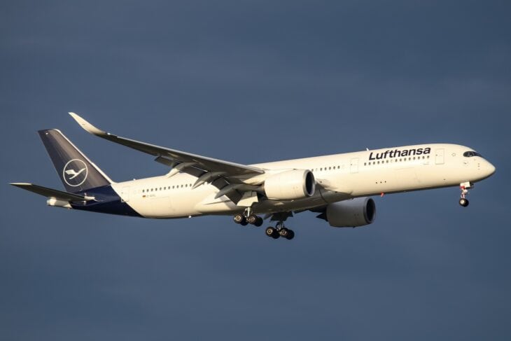 Lufthansa Airbus A350-900 D-AIXL on final approach