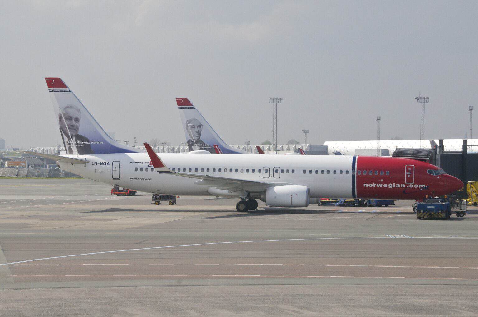 Norwegian Boeing 737-800 taxiing with its tail and horizontal stabilizer in view