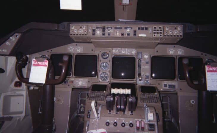 Centre pedestal thrust levers on a KLM Boeing 747 flight deck