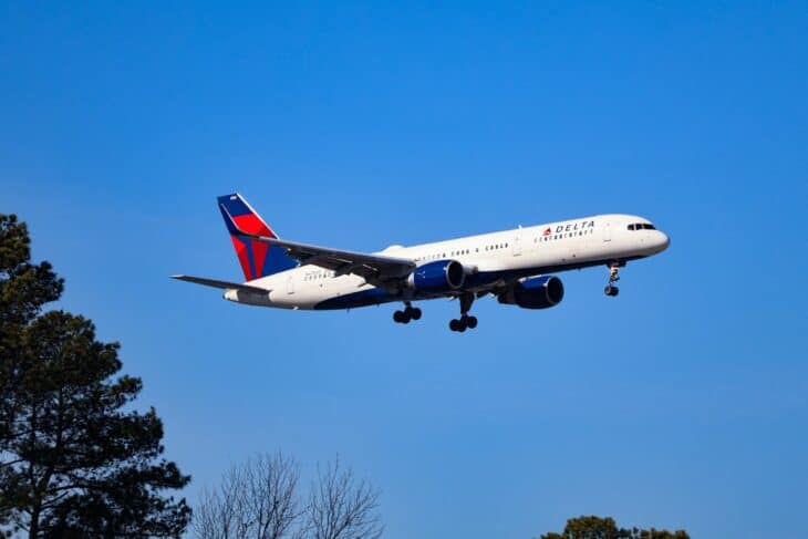 Delta Air Lines Boeing 757-200 on approach with landing gear down